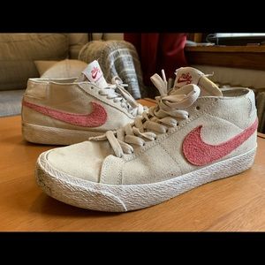 Suede Nike SB w pink swoosh